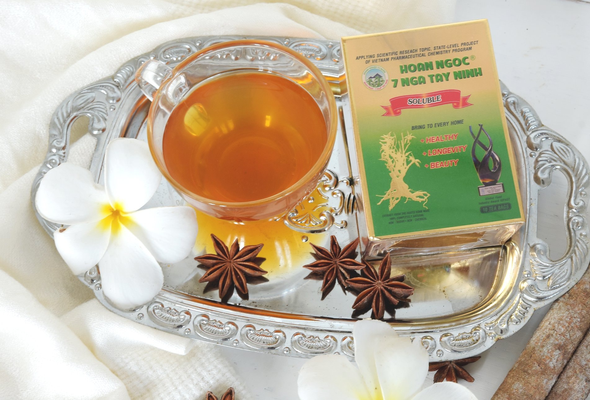 Cả nhà uống trà Hoàn ngọc